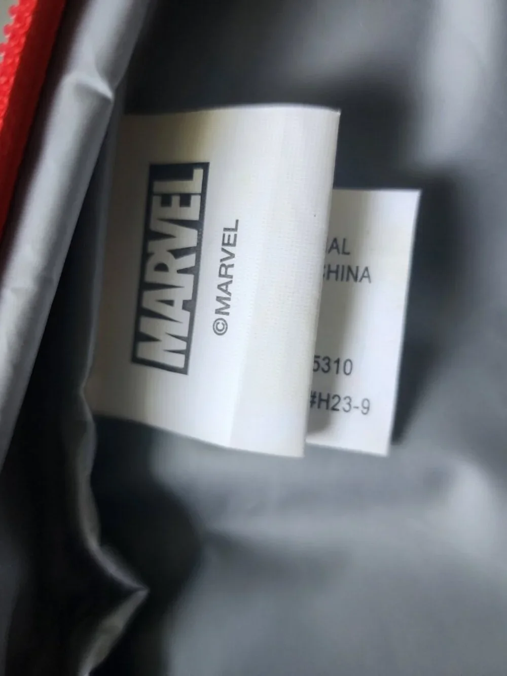 Marvel Spider-Man insulated lunch box featuring head-shaped design.